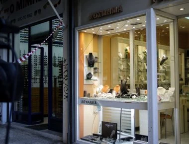 Νέο βίντεο από την αιματηρή ληστεία στο κοσμηματοπωλείο: Ο δράστης απειλεί με κομμάτι γυαλί τους διασώστες του ΕΚΑΒ